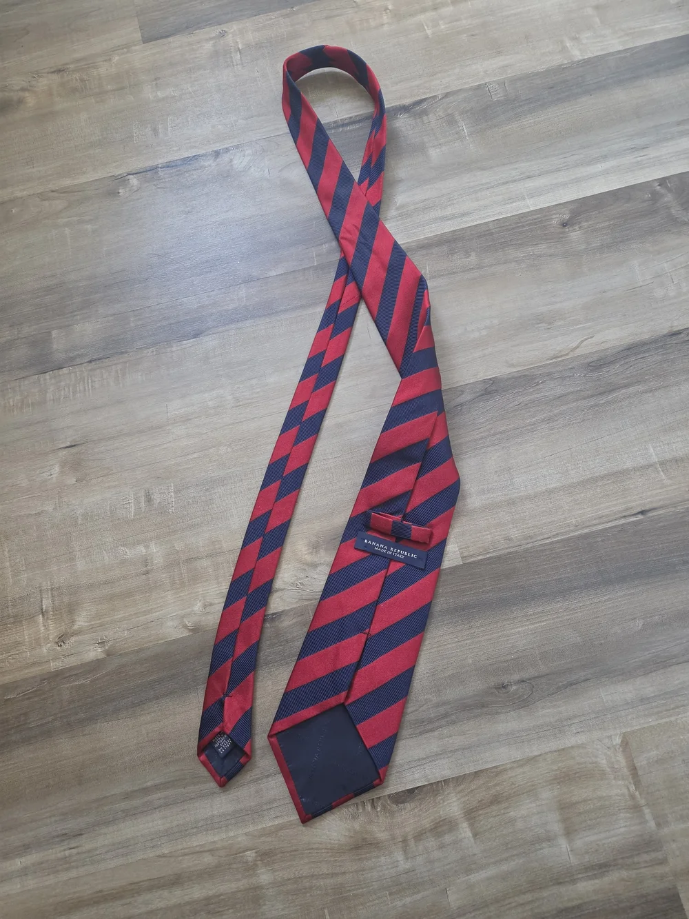 100% silk Ckassic Red Blue strip necktie from Banana Republic